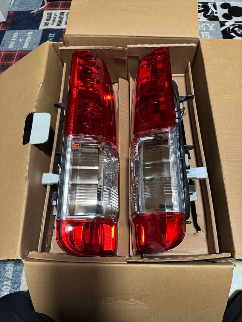 200系ハイエースバン　4型以後　純正クリアテール左右セット① 送料込み　美品