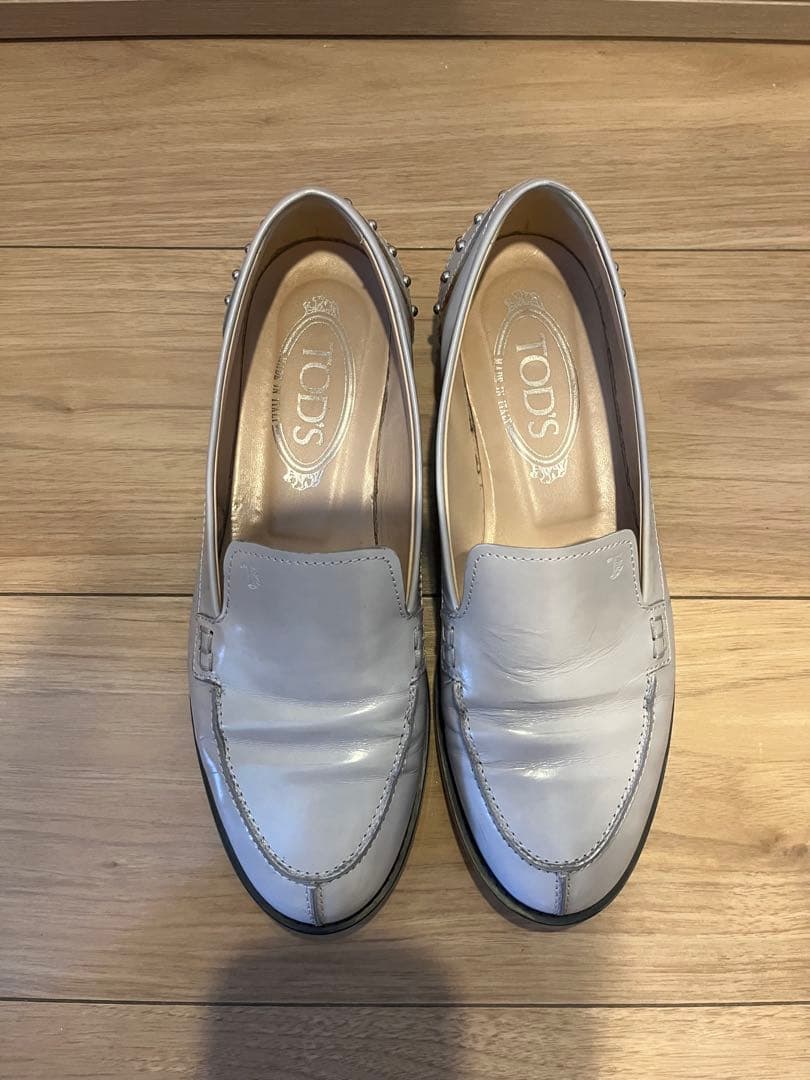 スタッズ付きレザー ローファー ライトグレー