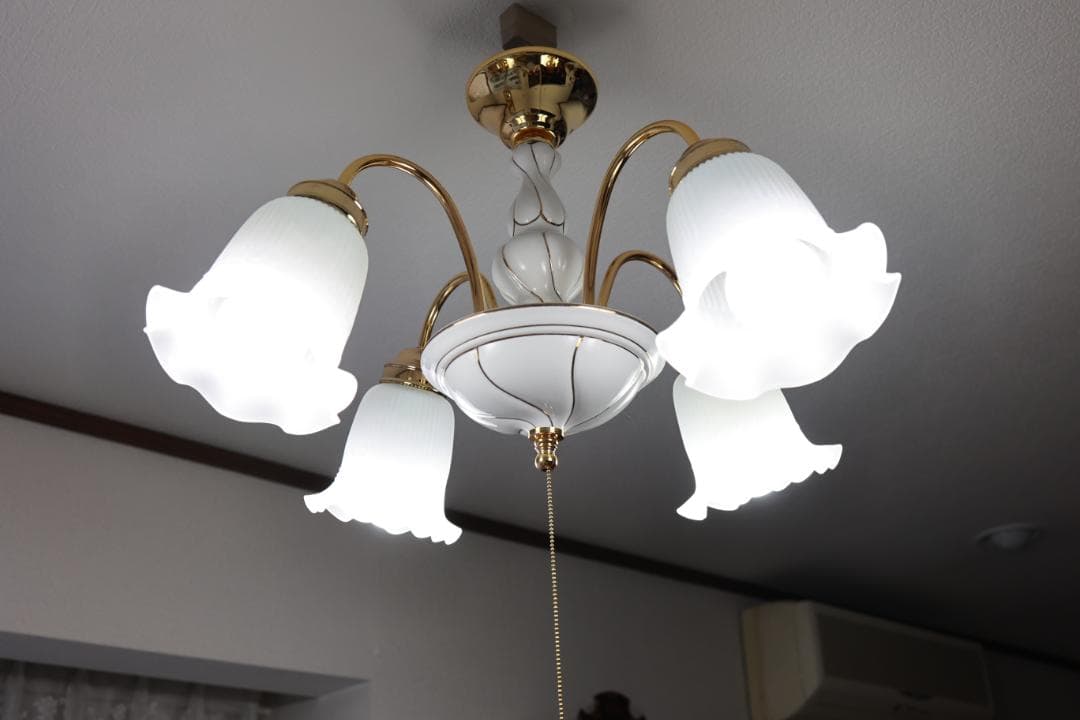 シャンデリア ゴールドと白いシェード