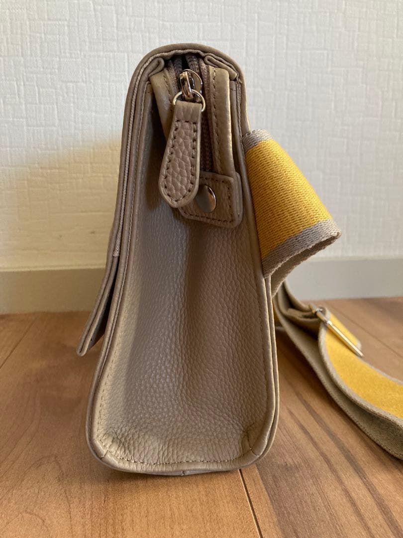 イアパピヨネ　【未使用】レザー ボディバッグ