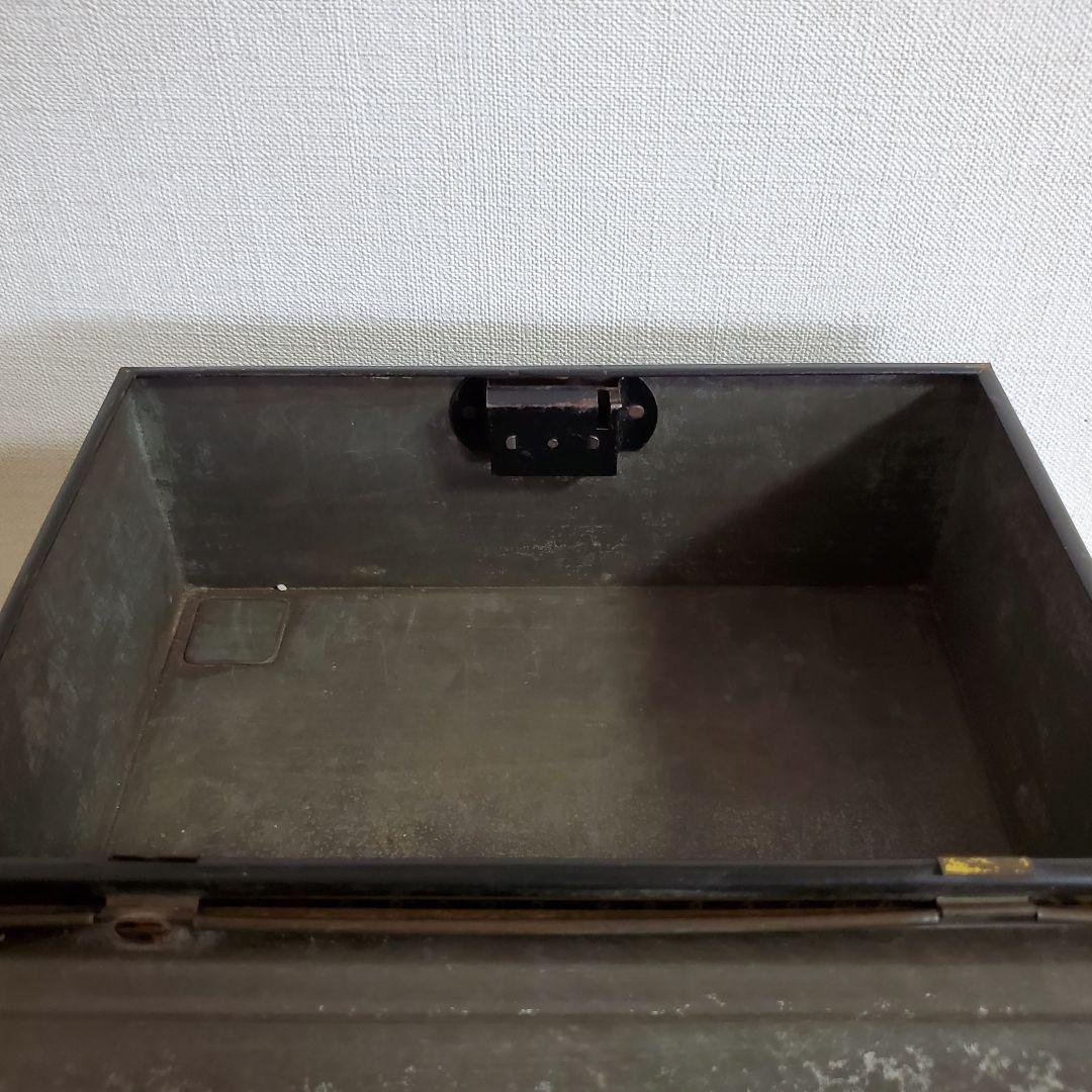 アンティーク　ネコの缶