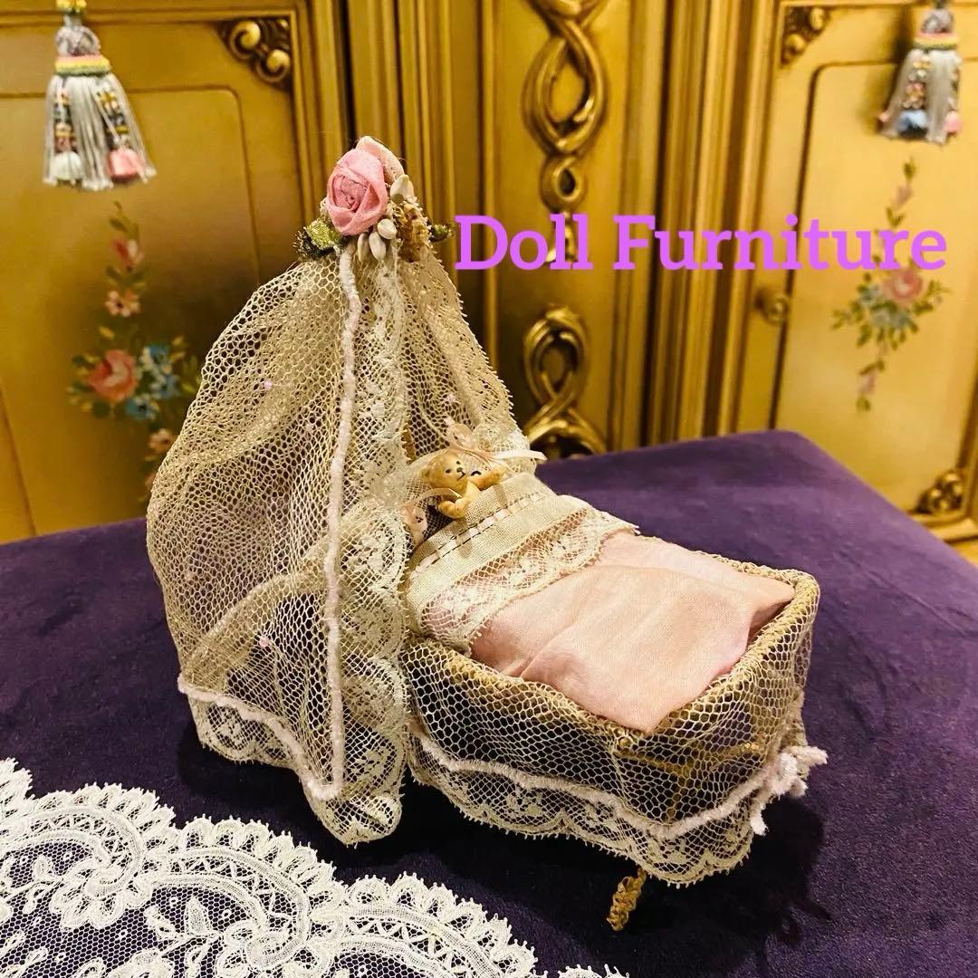 フランスアンティークの小さなベビーベッド