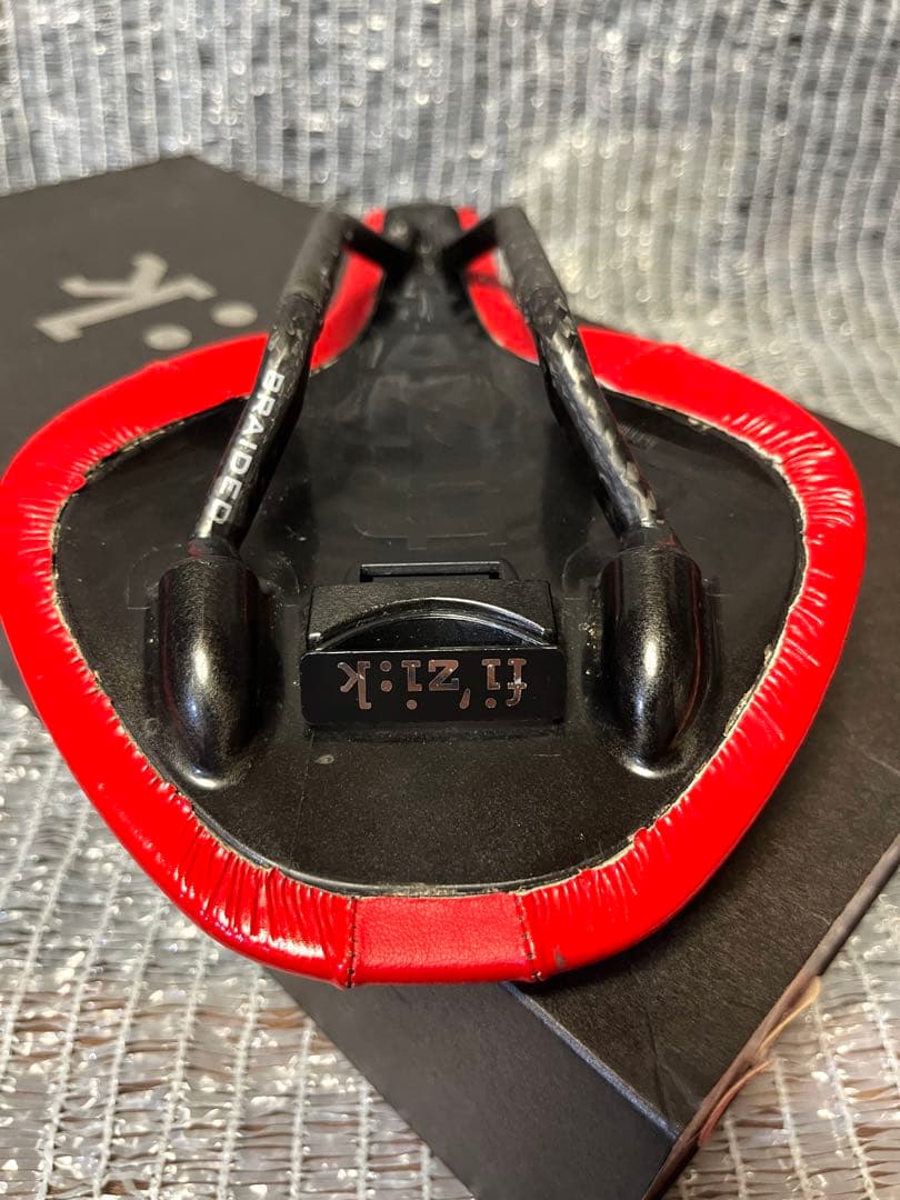 フィジーク　fi'zi:k Antares サドル カーボン　レッド