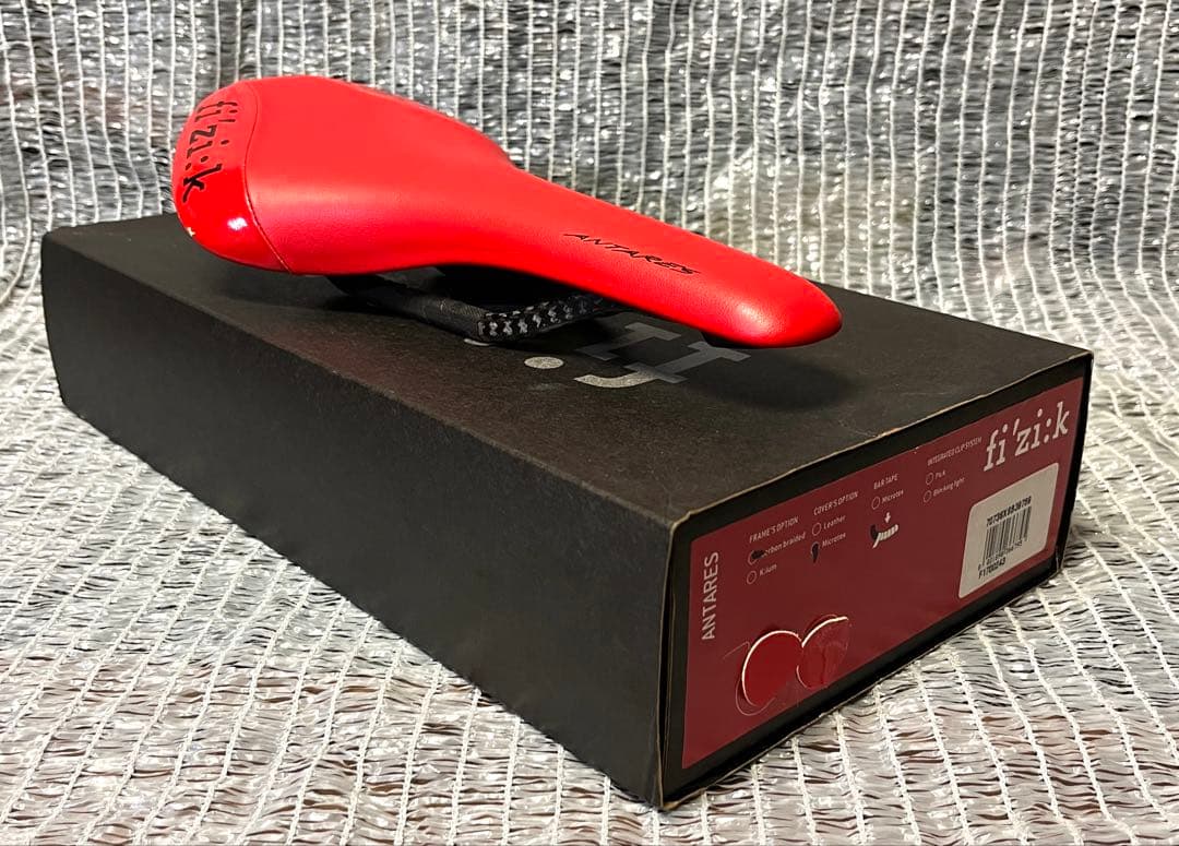 フィジーク　fi'zi:k Antares サドル カーボン　レッド