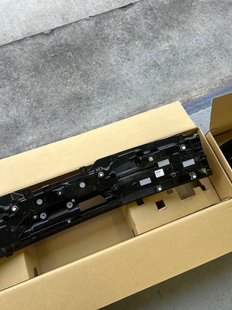 トヨタ プリウス60 テールゲートガーニッシュ 黒/赤　テールランプ