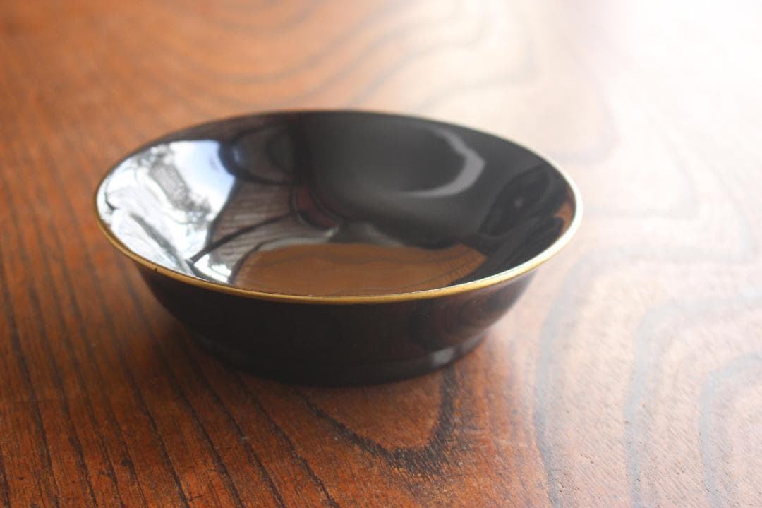シンプルデザインに金縁朱漆の映える小皿1点（検輪島塗豆皿菓子皿