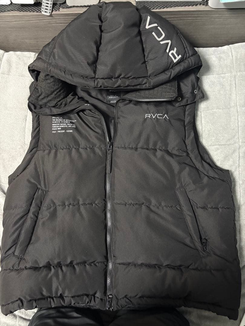 RVCA フード付きベストダウンベスト ブラック フードは取れます。