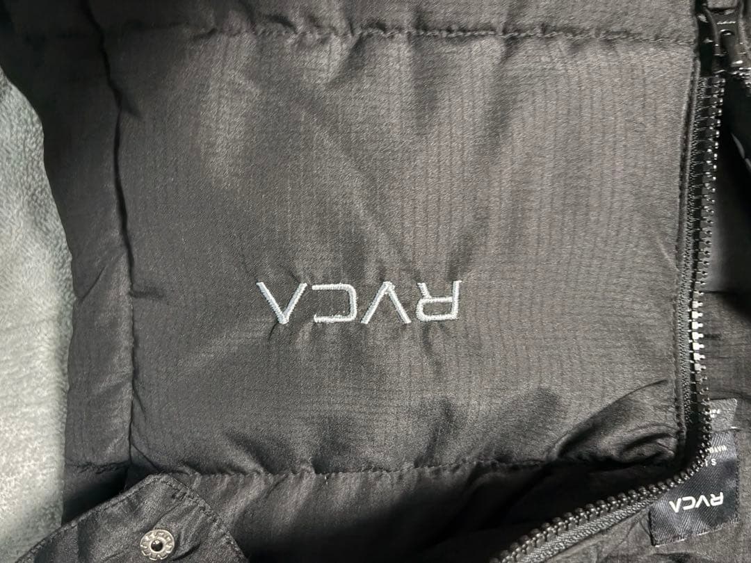 RVCA フード付きベストダウンベスト ブラック フードは取れます。