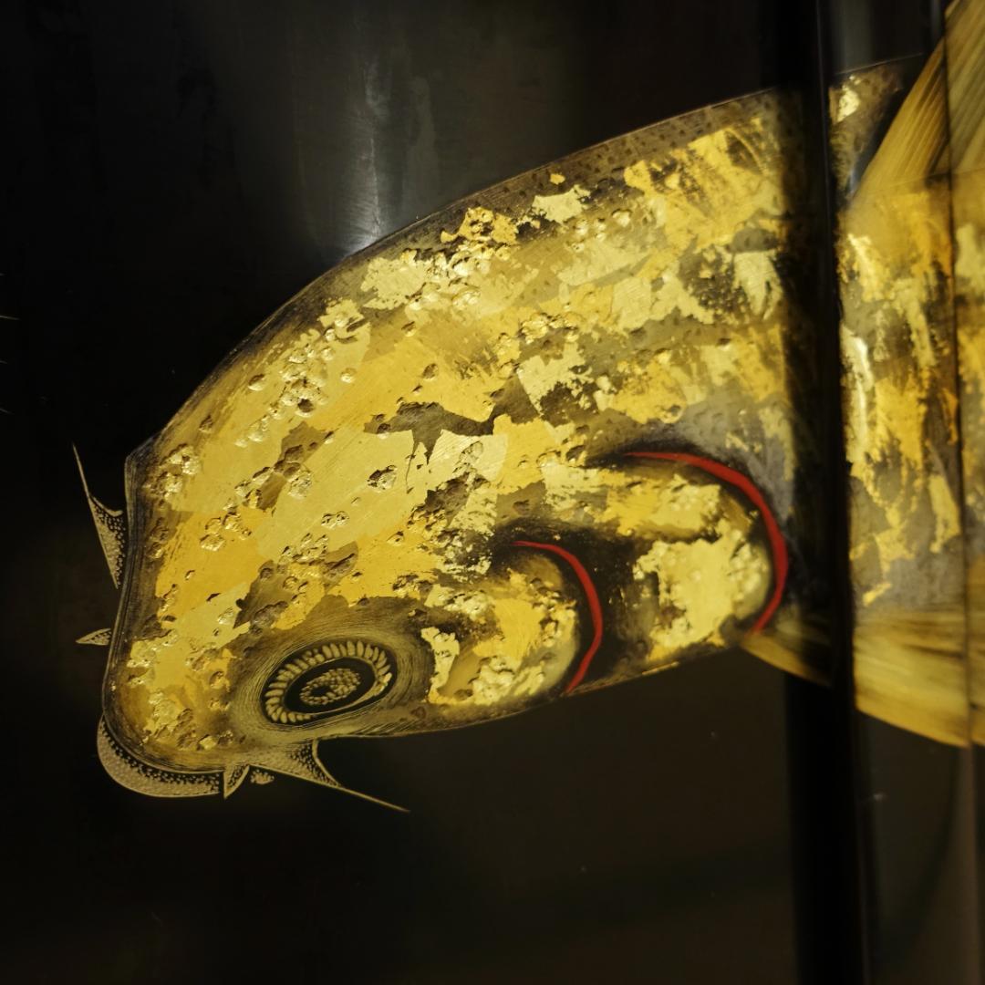 送料無料 輪島塗 沈金師 小西啓介 黒塗 沈金 松鯉図 飾棚 天然木製漆器