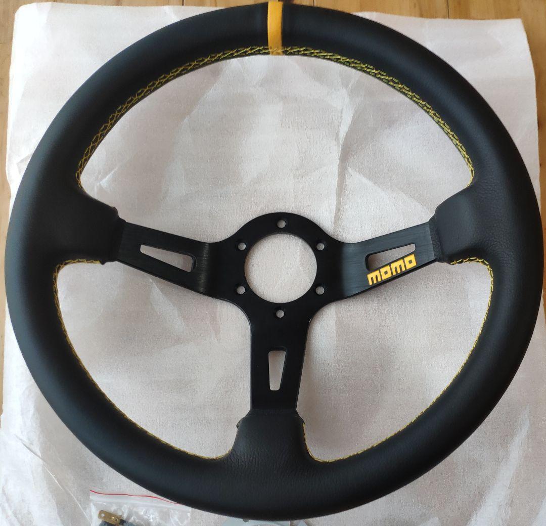 新品未使用・MOMO スタイル イエローステアリング Not Authentic