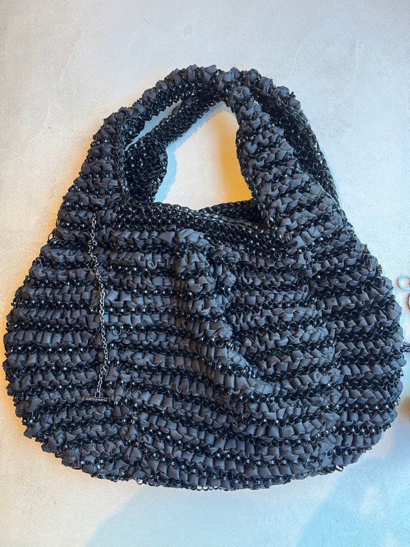 【極美品】ANTEPRIMA 黒 リボン編み ハンドバッグ　フラワーチャーム付き