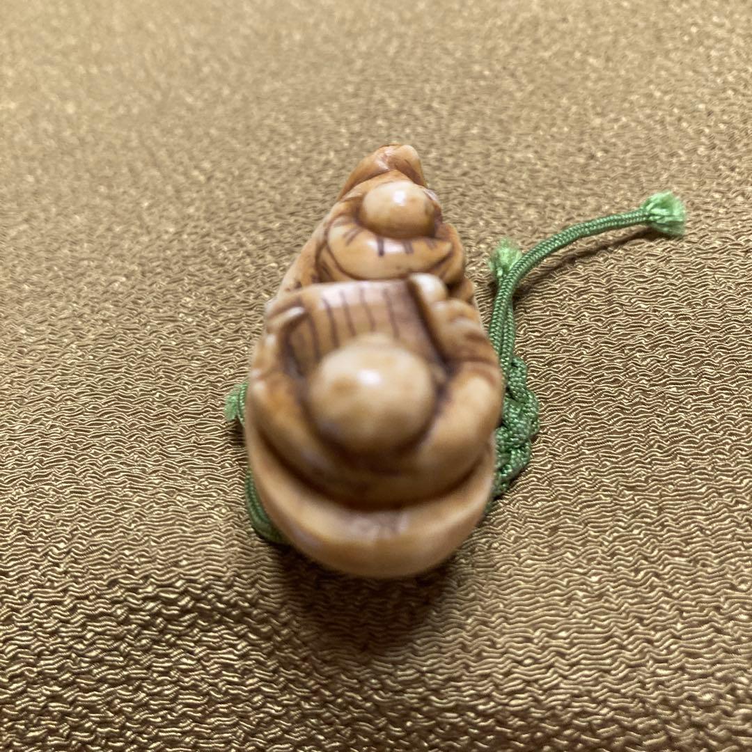 極上　根付　天然素材　和彫　置物　骨董　飾り物　古美術細密細工5.2×2.2cm