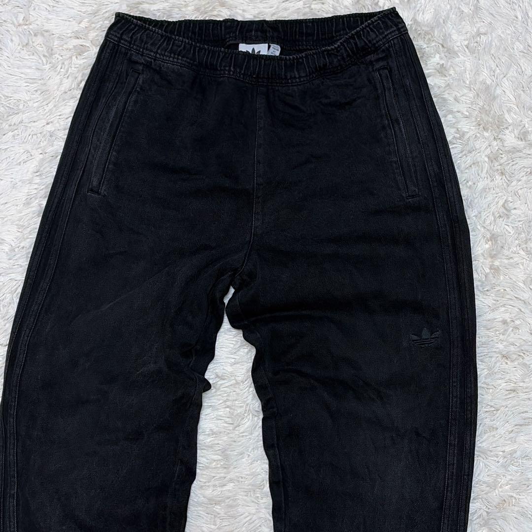 アディダスオリジナルス ロゴ刺繍 イージー ワイドデニム ブラック