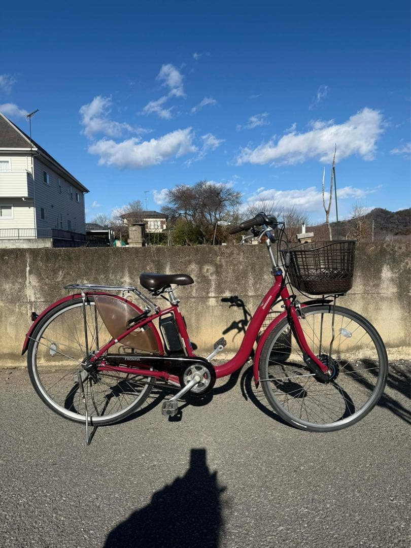 赤い電動アシスト自転車 シティタイプ