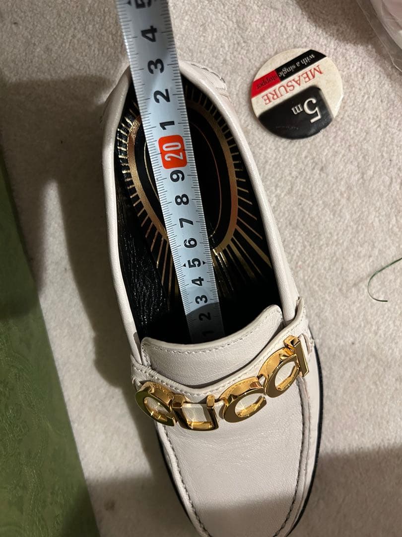 GUCCI ホワイト ローファー ゴールドロゴ