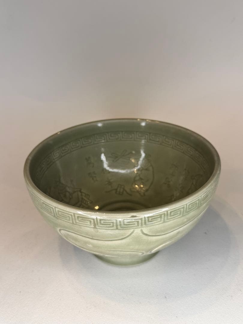 水芙蓉様｜明代 龍泉窯 青磁 大碗 内側刻人物・文字 「賢」刻 時代物 中国古董