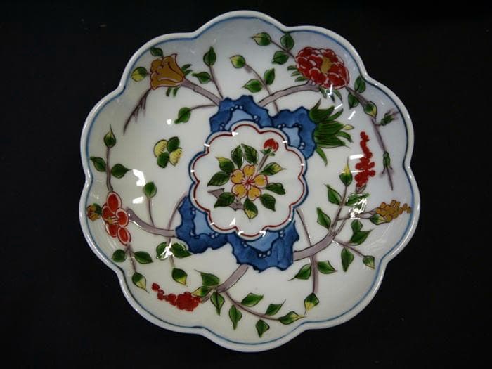 有田焼　源右衛門窯　染錦草花文　小皿　銘々皿５枚組　見込み桜花