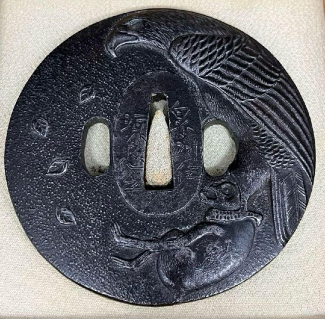 【鍔】鉄製 鷹と猿の彫刻 猛禽捕猿図鐔 刀 江戸時代 216.04g