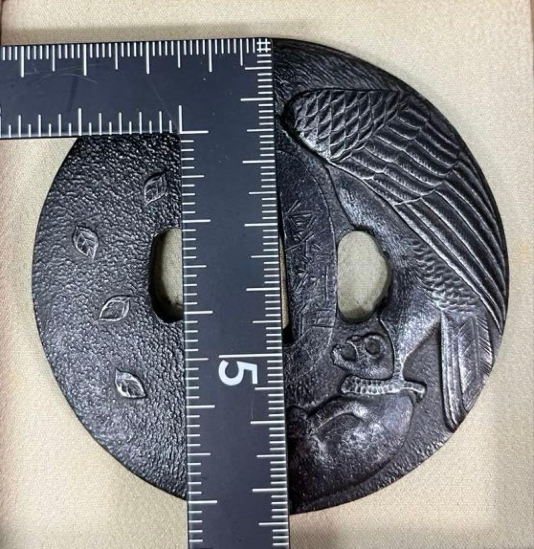 【鍔】鉄製 鷹と猿の彫刻 猛禽捕猿図鐔 刀 江戸時代 216.04g