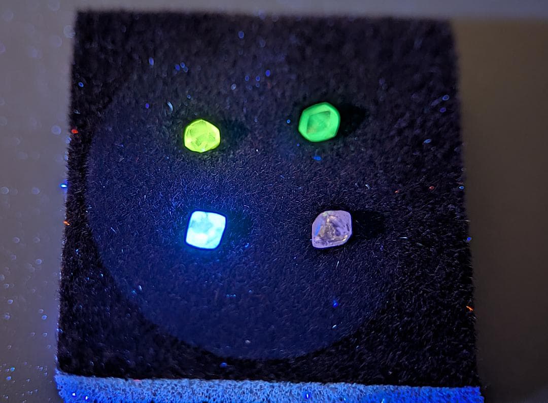 天然ダイヤモンド原石 蛍光４色セット 計0.376カラット ボツワナ産