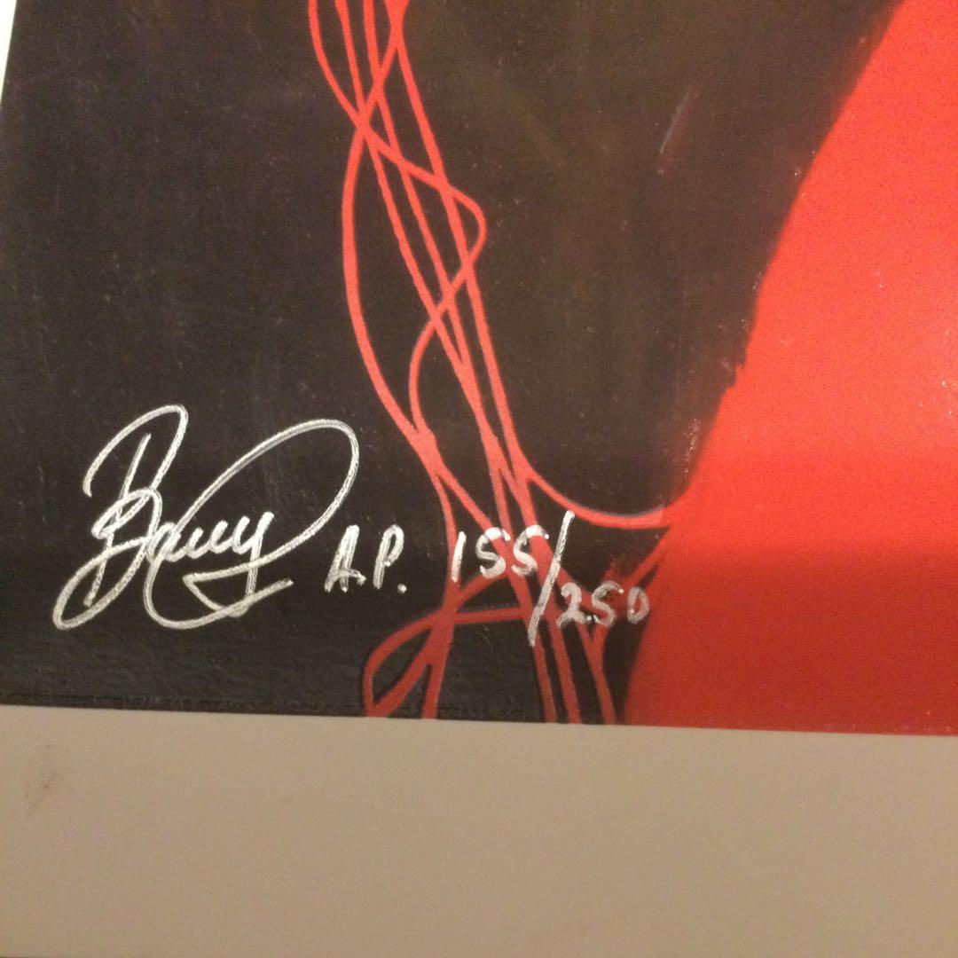 女性のポスター、サイン付き、シリアル番号付き