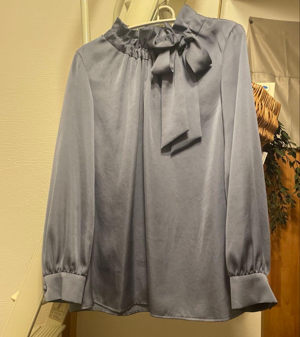 セレモニー・オフィスシーンにおすすめなアイテム　ギャザーフリルリボンブラウス