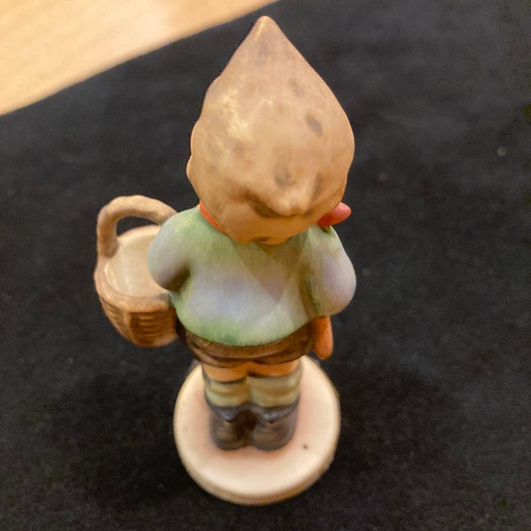 陶器製少年フィギュア バスケット付き　Goebel
