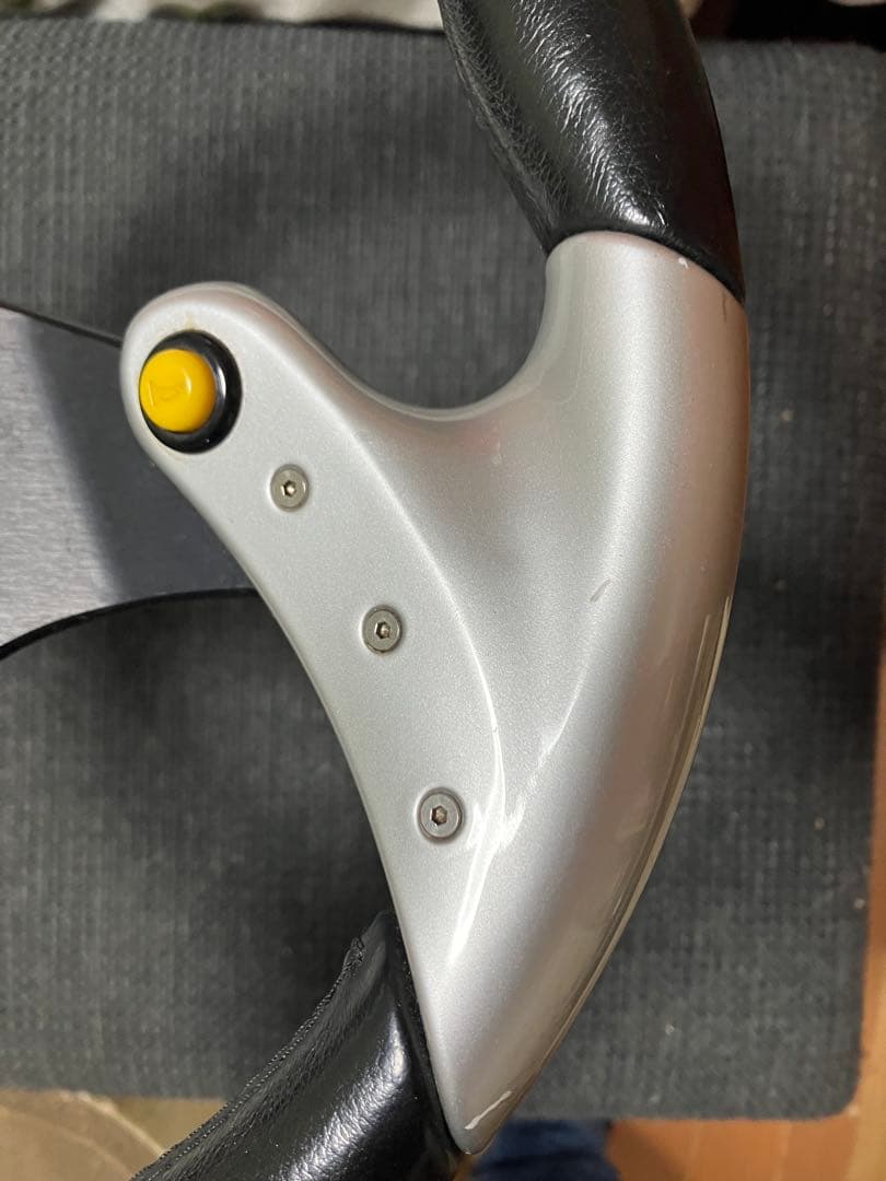 モモ、ステアリング。