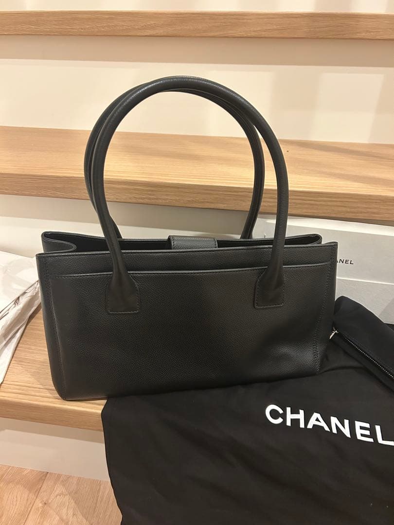CHANEL ブラック レザートートバッグ