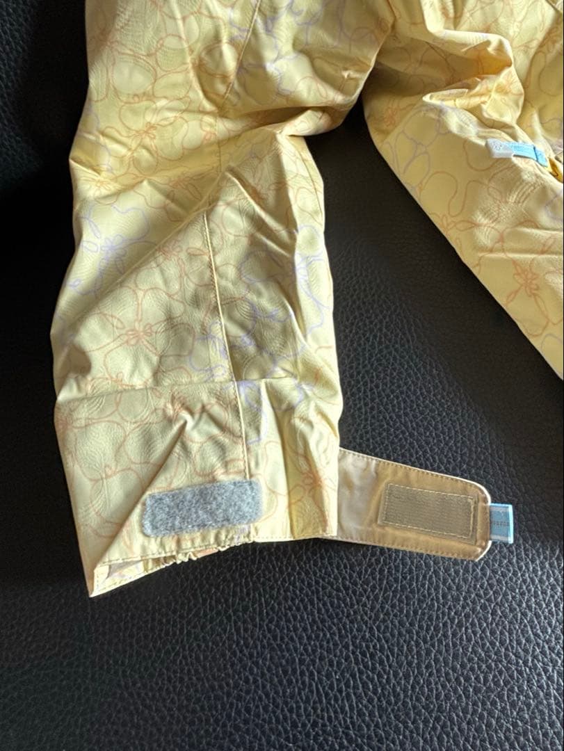 スキーウェア(女性用) フード付き淡い黄色