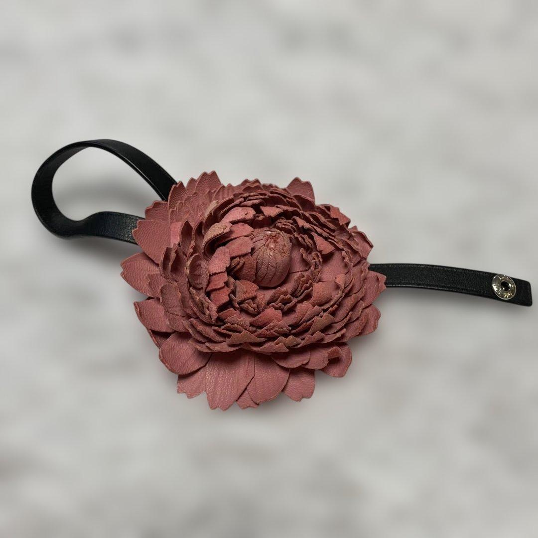 ローズマリー　ロエベ　ピンク花モチーフ革製チャーム