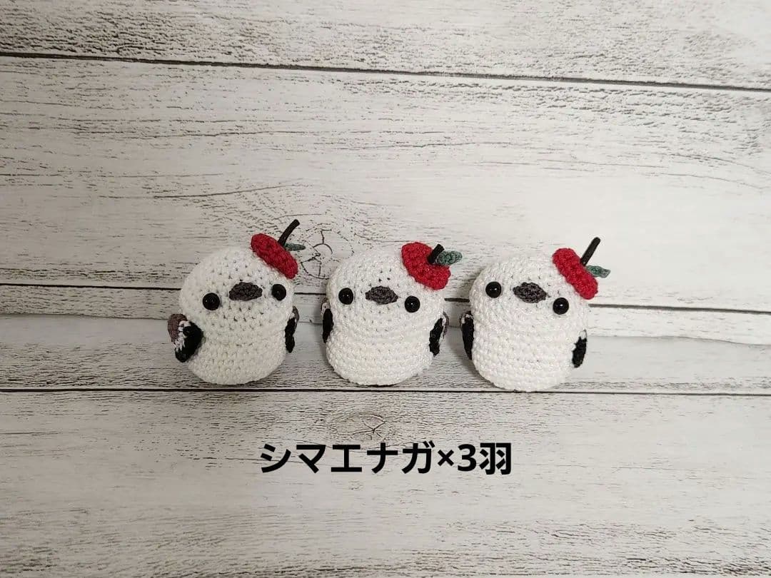 24羽の小鳥さんの編みぐるみ♪（リンゴ帽子付き）