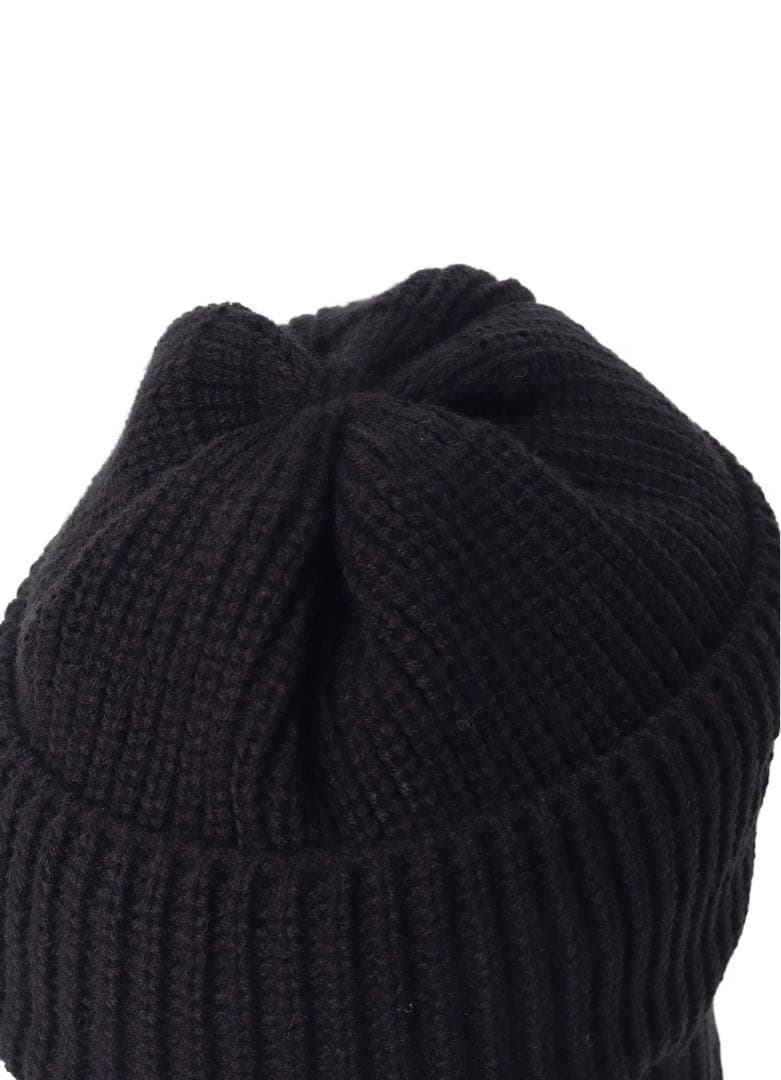 SYTEとNEW ERAのコラボによるイヤーフラップ付きニットキャップ