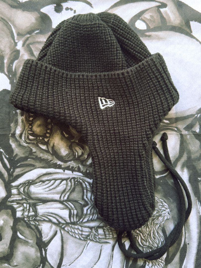 SYTEとNEW ERAのコラボによるイヤーフラップ付きニットキャップ