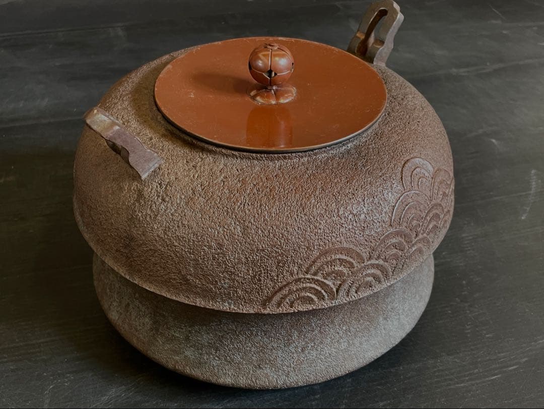 『母』 青海波地紋 唐犬釜 釜師 大國 藤兵衛 共箱 炉釜 茶道具（213F⑦）