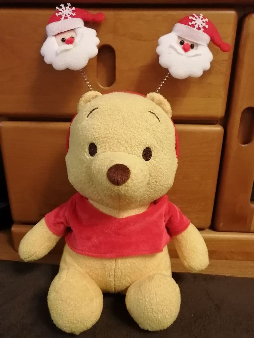 プーさんのぬいぐるみ(サンタのカチューシャつき)