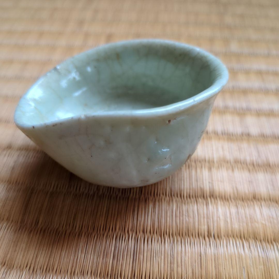 淡い色の陶器製小皿　初期伊万里　鎬文ぐい呑み　骨董品