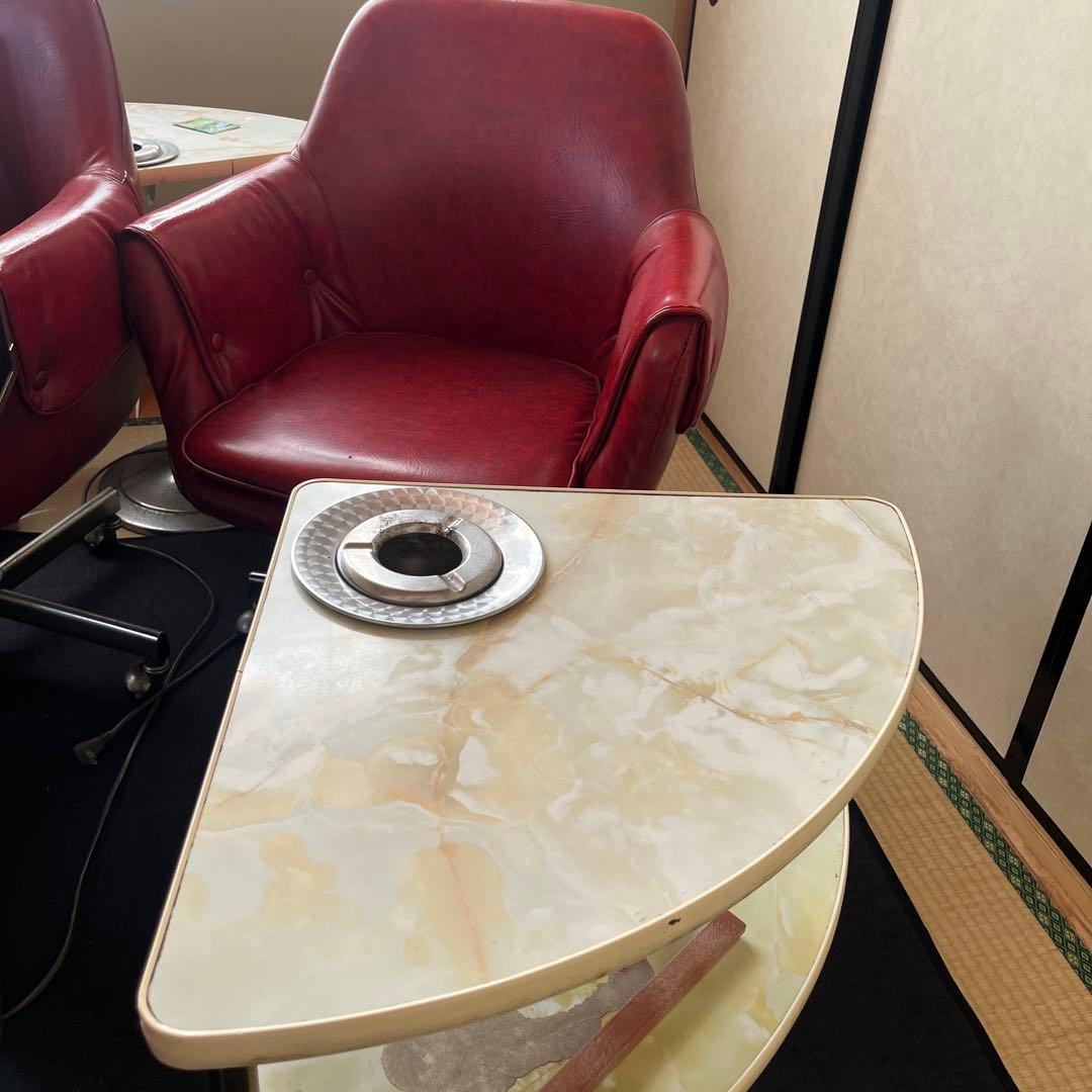 麻雀卓と赤い椅子、灰皿台のセット