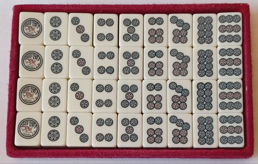 昭和の麻雀牌 総重量2.8kg (持ったときの感触、混ぜたときの独特の音が魅力)
