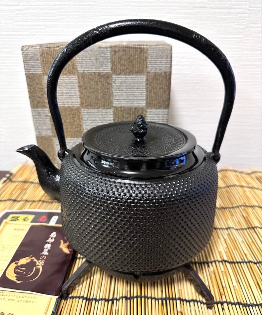 未使用品、供箱、付属品付　南部盛栄堂造　１８型万代屋アラレ　南部鉄瓶　南部鉄器