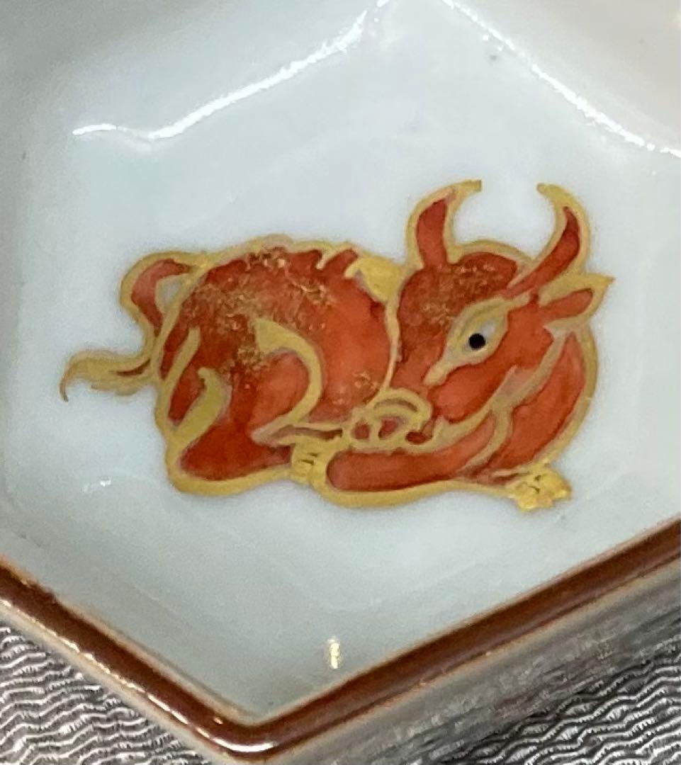 B196s  「牛図  六角酒盃」三代上出喜山作　共布共箱　九谷焼　宮内庁御用達