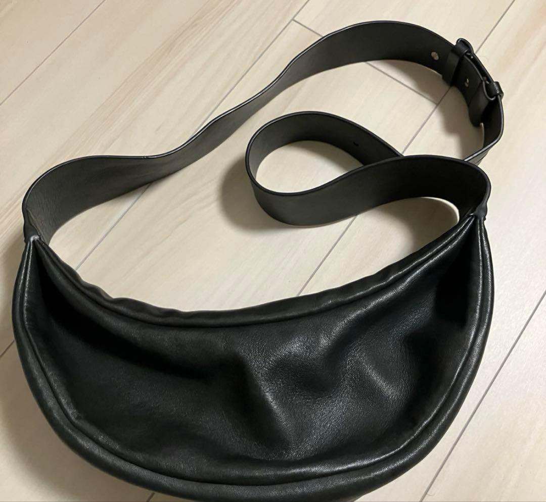 COS コス　レザー クロスボディ プリーツベルトバッグ ブラック