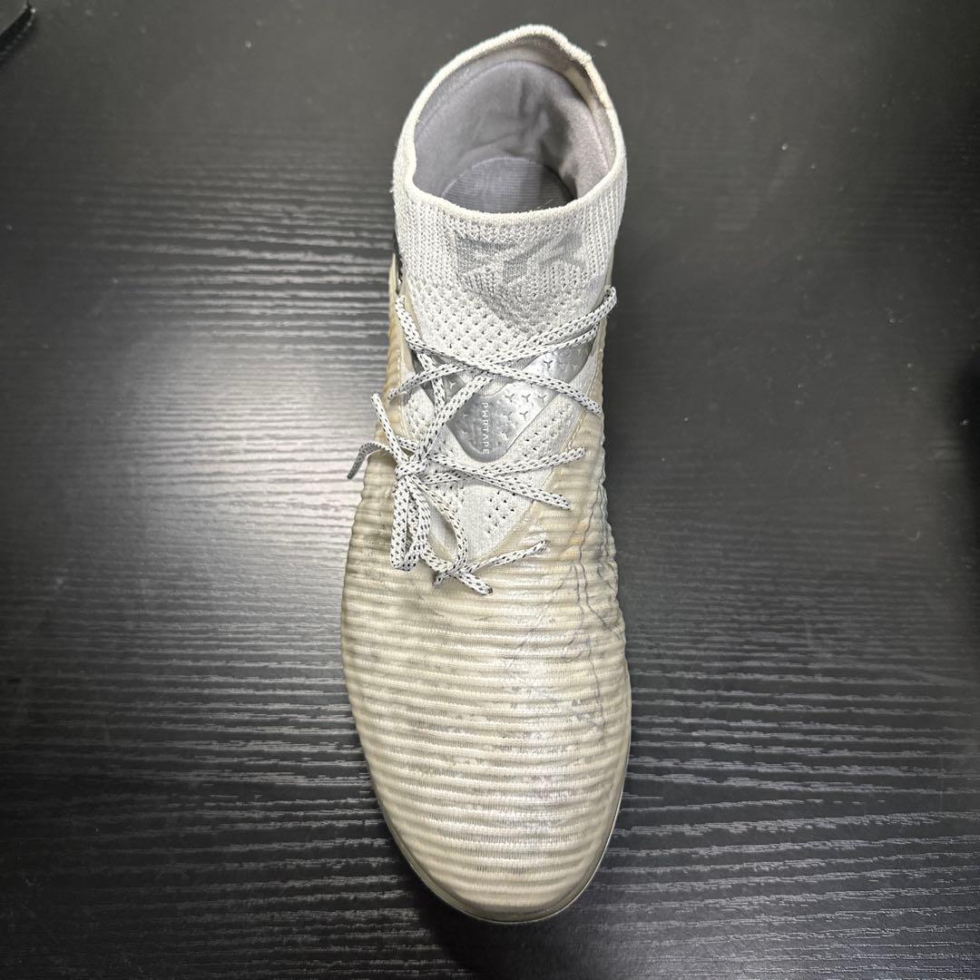 ホワイトハイカットサッカーシューズ