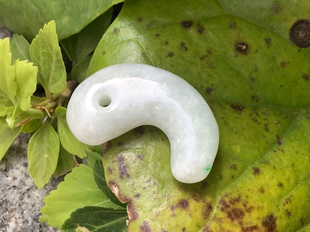 ✳限定卸し値段　極上氷紋様　糸魚川翡翠勾玉アイスジェイド プレゼント付　鑑別付