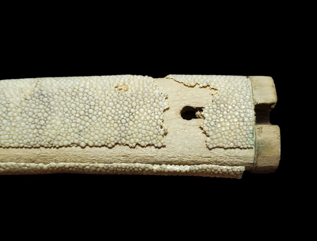 頭金具付き　陸軍刀の柄金具　鮫の親粒付き