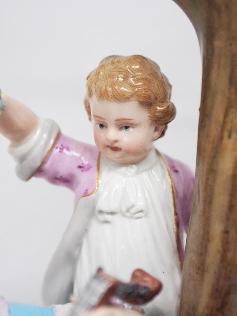 【超希少品】マイセン リュートを弾く女に花を捧げる男と少年 1級品