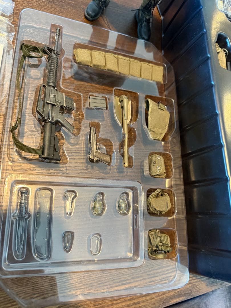 ミリタリー HOT TOYS Platoon Sergeant Barnes.