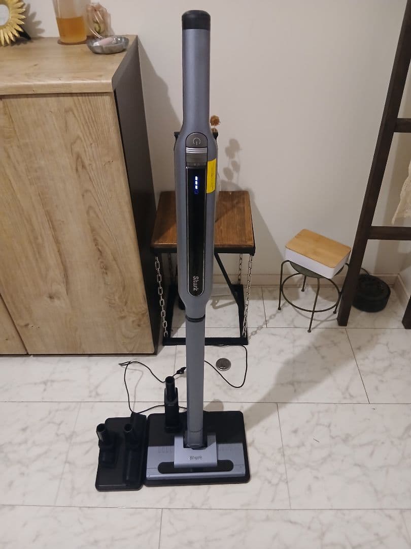 s*4様 Shark CS200JLB コードレス掃除機 自立式充電 スタンド付
