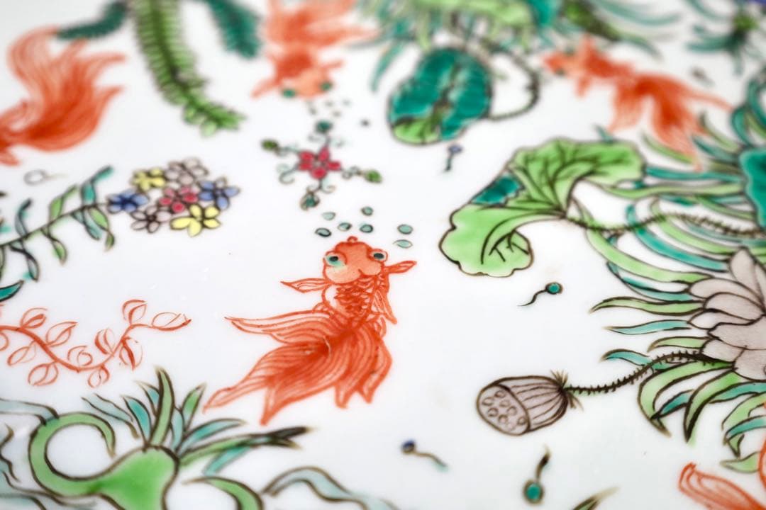 中国雑貨・大皿・飾皿【慎徳堂製　粉彩　中国美術　金魚　蓮華】