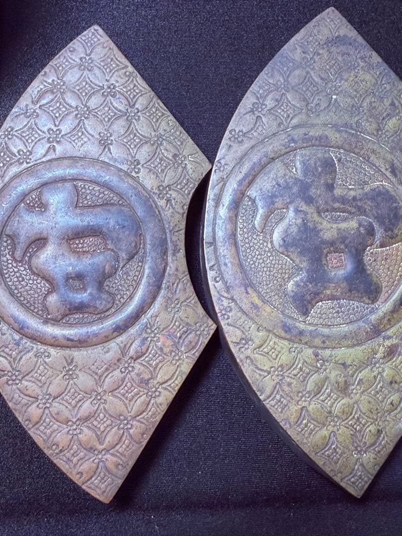 【希少】江戸期 真鍮製 仏具 宝相華文様 扇形箱（蓋・底揃い組）梵字装飾 古道具